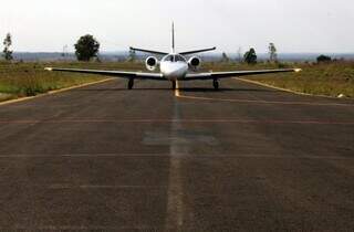 Avião na pista do aeroporto de Coxim, em Mato Grosso do Sul (Foto: Chico Ribeiro)