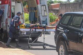 Adolescente sendo socorrido pelo Samu, após ser atropelado no Nova Lima (Foto: Marcos Maluf)