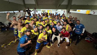 Jogadores e equipe técnica do Dourados Atlético Clube comemoram vitória no vestiário do Douradão. (Foto: Reprodução/Instagram)