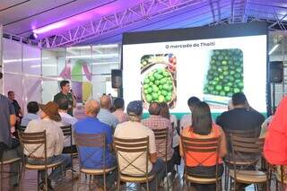 Palestra no estande da Prefeitura de Campo Grande na Expogrande. (Foto: Divulgação/PMCG)