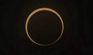 Eclipse total do sol, que acontece quando a lua o encobre (Reprodução: YouTube/Observatório Nacional)