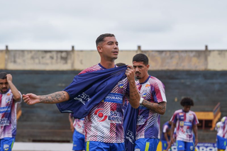 Jogador do Dourados Atlético Clube colocando colete (Foto: Marcelo Berton/divulgação prefeitura)