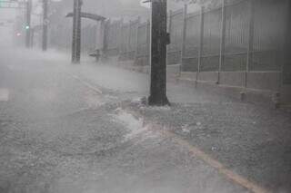 Durante chuva, Água atingiu calçada na Avenida Eduardo Elias Zahran. (Foto: Marcos Maluf)