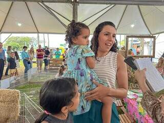 Tamires junto com suas filhas durante visita a Fazendinha (Foto: Marcos Maluf)