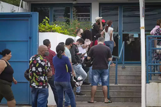 Candidatos aguardam atendimento no prédio da Funsat, em Campo Grande. (Foto: Arquivo/Campo Grande News)