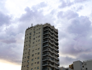 Amanhecer com céu entre nuvens na região central de Campo Grande (Foto: Marcos Maluf) 