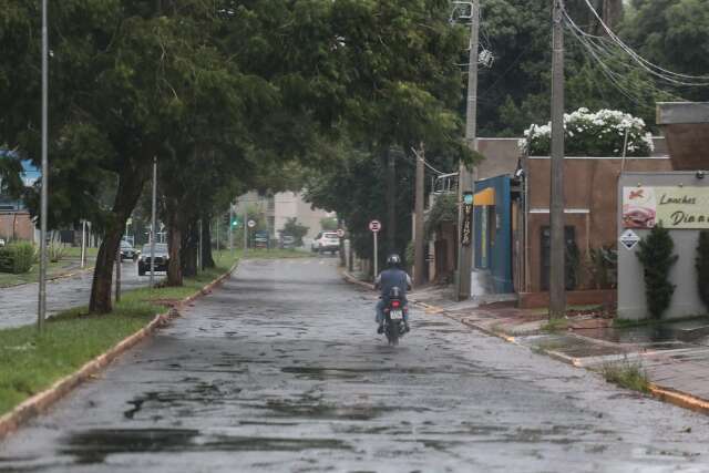 Chove em bairros da Capital e alerta &eacute; de ventos fortes para MS