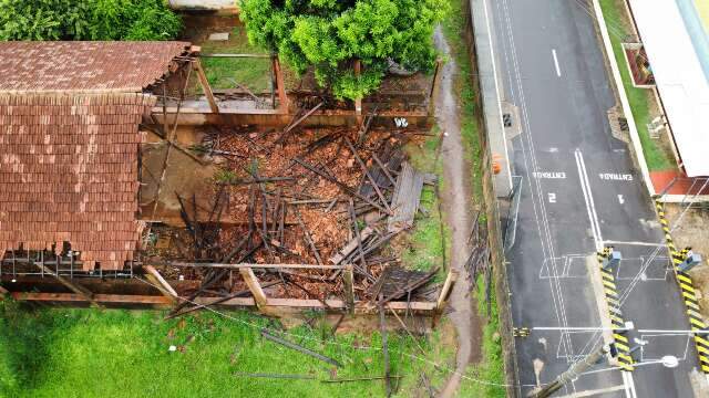 Chuva faz teto desabar em antigo abrigo de trem de Campo Grande