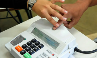 Eleitor utiliza a biometria para votar nas eleições de 2022. (Foto: Wilson Dias/Agência Brasil)