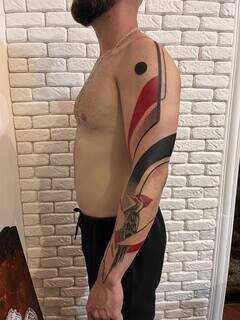 Profissional cria formas abstradas e explora tons vermelhos e pretos nas tatuagens. (Foto: Arquivo pessoal)