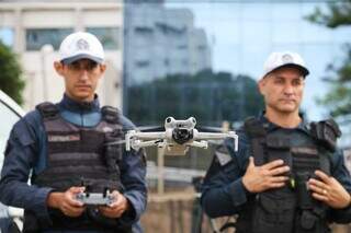 Agentes do BPMtran iniciam fiscalização por drones na Capital (Foto: Henrique Kawaminami)