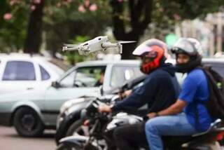 Drone da fiscalização sobrevoando veículos (Foto: Henrique Kawaminami)