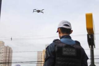 Policial militar pilotando drone (Foto: Henrique Kawaminami)