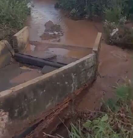 Chuva forte destr&oacute;i barragem da Ponte do Grego e represa vira lama&ccedil;al