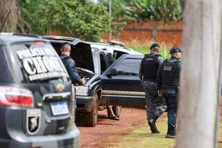 Policias do Batalhão de Choque na cena do crime (Foto: Henrique Kawaminami)