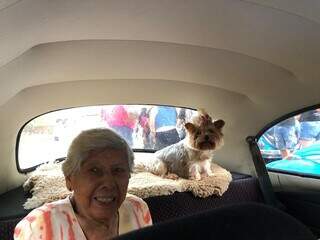 No banco de trás, Ângela estava na companhia da cachorra da família. (Foto: Jéssica Fernandes)
