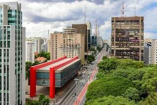 Vista da Avenida Paulista a partir do MASP, à esquerda, um destino de cultura imperdível (Foto: Reprodução)