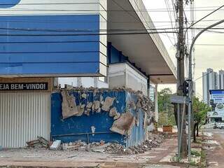 Parte das lojas anexas ao supermercado antigo que já foi demolida (Foto: Marcos Maluf)