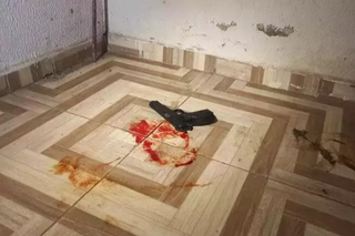Arma e sangue do suspeito em imagem feita pela equipe policial. (Foto: Divulgação/BPMChoque)
