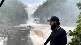 Na passagem por Alto Paraíso, em Goiás, ele curtiu as cachoeiras. (Foto: Arquivo pessoal)