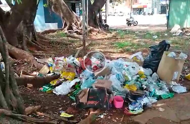 Moradora reclama de lixo e cheiro de urina em praça no Trevo Imbirussu