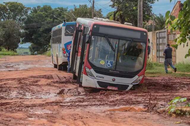 Pela 2&ordf; vez em um m&ecirc;s, &ocirc;nibus atola em rua do Jardim Noroeste