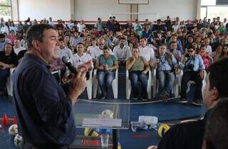 Goverandor Eduardo Riedel (PSDB) em inauguração de quadra poliesportiva em Nioaque nesta segunda-feira (8)(Foto: Saul Schramm)