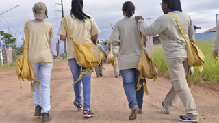 Agentes comunitários de saúde, de saúde pública e de combate a endemias caminham em rua sem asfalto. (Foto: Arquivo/Campo Grande News)