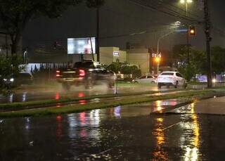 Precipitação chegou a Avenida Mato Grosso no início da noite desta terça (9). (Foto: Osmar Daniel)