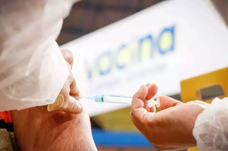 Idoso recebe dose de reforço da vacina contra covid-19 em mutirão de saúde. (Foto: Arquivo/Henrique Kawaminami)