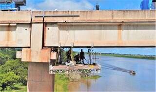 Trabalhadores preparam a concretagem da ponte sobre o Rio Paraguai, na BR-262 (Foto: Saul Schramm)