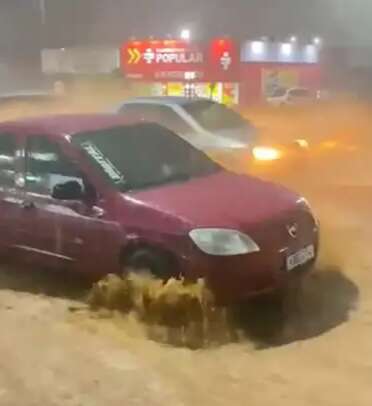 Chuva de 69 mil&iacute;metros causa alagamentos em Ribas do Rio Pardo