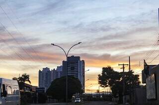 Céu com algumas nuvens desta manhã visto da Avenida Ministro João Arinos, leste da Capital (Foto: Henrique Kawaminami)