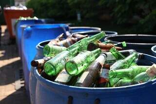 Garrafas de cerveja descartadas em ecoponto do Bairro Panamá (Foto: Paulo Francis/Arquivo)