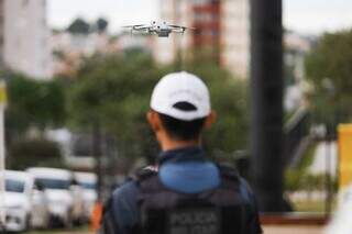 Policial militar pilotando drone na Avenida Afonso Pena, em Campo Grande (Foto: Henrique Kawaminami)
