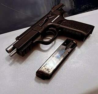 Pistola 9 milímetros apreendida com adolescente. (Foto: O Correio News)