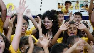 Jornalista Idaicy Solano sorri em meio as crianças e adolescentes da LBV (Foto: Alex Machado)