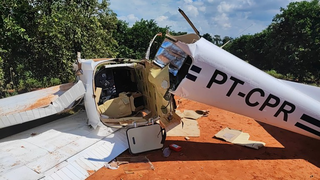Aeronave ficou destruída após pouso forçado em estrada vicinal. (Foto: Reprodução/PF)