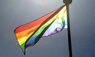 Bandeira do movimento LGBTQIA+, que simboliza a diversidade, representatividade e direitos para diversas sexualidades (Foto: Agência Brasil)