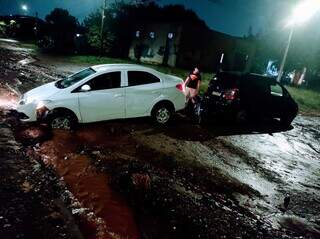 Chevrolet Prisma atolou no cruzamento das ruas Borborema e Evaristo da Veiga do Corinto, durante a chuva desta quarta-feira (10). (Foto: Direto das Ruas)