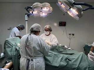 Enfermeiras atendem paciente em hospital da Capital (Foto: Arquivo/Divulgação)