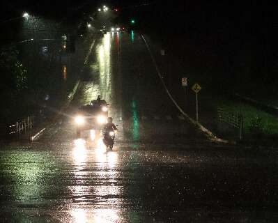 Campo Grande registra chuva em diversos bairros na noite desta quarta