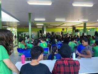 Alunos reunidos no pátio da escola estadual para o &#34;Dia D&#34; contra a dengue (Foto: Clara Farias)