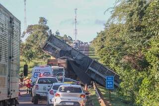 Acidente na BR-163 causou congestionamento na rodovia (Foto: Marcos Maluf)