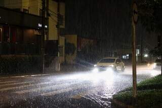 Chuva torrencial na Avenida Mato Grosso. (Foto: Osmar Daniel)