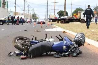 Motocicleta derrubada na Avenida Cônsul Assaf Trad, após acidente que resultou em morte (Foto: Arquivo/Campo Grande News)