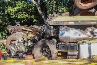 Carreta carregada de milho ficou destruída após o acidente, na BR-163 (Foto: Marcos Maluf)