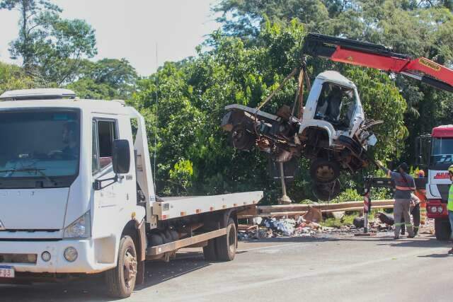 Sobe para 6 o n&uacute;mero de mortos em acidente na 163