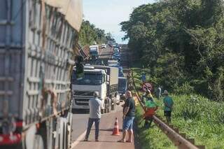 Congestionamento de 6 km na BR-163, em Anhanduí (Foto: Marcos Maluf)