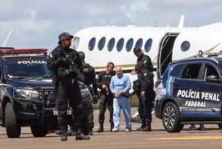 Chiquinho Brazão sendo escoltado ao descer de aeronave no Aeroporto de Campo Grande. (Foto: Henrique Kawaminami)